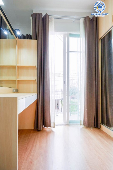 *****ทาวน์เฮ้าส์มือสองย่านกรุงเทพมหานคร ม.โกลเด้นทาวน์2 ลาดพร้าว-เกษตรนวมินทร์ หลังมุม! เนื้อที่กว้างขวางถึง 36 ตร.ว. ฟังก์ชันจัดเต็ม 4 ห้องนอน 3 ห้องน้ำ 2 ที่จอดรถ บ้านใหม่ บิวท์อินพร้อมอยู่ บนทำเลแห่งการเดินทาง ใกล้รถไฟฟ้าในอนาคตสายสีเหลือง "สถานีบางกะปิ" และทางด่วน "รามอินทรา-อาจณรงค์"